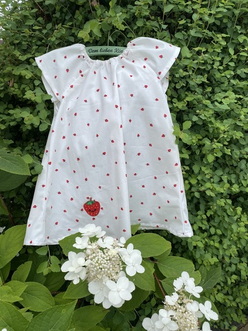 Die Carmen-Bluse war dank der guten Beschreibung schnell zu nähen, hatte den Schnitt etwas verlängert, so dass ein luftiges Kleidchen draus geworden ist! Die Enkelin hat sich gefreut! #sommerkleid #carmensusschnitt #mädchenkledung
