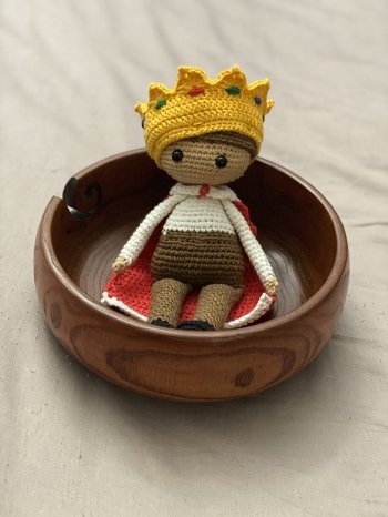 I used this pattern as the basis for the Little King (my mother's children's book character).