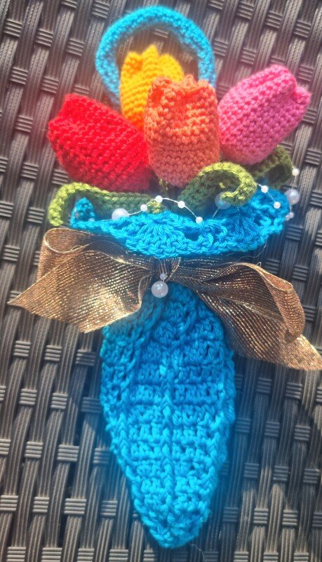 Häkel-Deko Tulpen im Regenschirm für Tür und Tisch - aus Wollresten