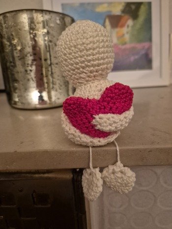 Ich finde diese Püppchen so niedlich,  auch als Mitbringsel oder Deko für ein Geschenk. Sie lassen sich leicht nachhäkelen, der Bedarf an Garn ist gering  😊.