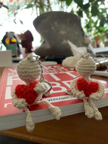 Etwas verkleinert, damit er als Schlüsselanhänger geeignet ist, und Kleinigkeiten geändert. Ich mag diese Anleitung sehr gerne.