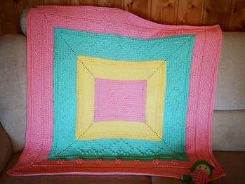 Die Babydecke hat mich begeistert, schon allein die Füßchen. Der Anfang war leicht gemacht, aber dann nach dem Teil der Füßchen wollte es mit der Maschenanzahl nicht mehr klappen. Doch ich habe es dann, passend gemacht, so wie man gern sagt. Ich habe auch in Runden gehäkelt, da ich mit den hin und her nicht zurechtkam.  ;)
Für diese Babydecke habe ich 800gr. Wolle gebraucht, die eine Lauflänge von 210m je 100gr. hatte. Nicht wundern, der letzte Teil von der Anleitung fehlt, sie wäre sonst noch größer geworden. Es hat in allem viel Spaß gemacht.