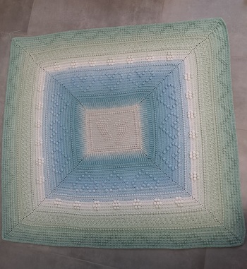 Ich hab erst vor einem Jahr angefangen zu häkeln und hatte mir trotzdem diese coole Decke in den Kopf gesetzt.
Nach einigen Startschwierigkeiten ist sie doch ganz gut geworden.