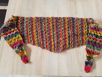 Mein Little Jokus aus 1 Knäuel Sockenwolle von Supergarne. Ging echt ratz-fatz und ich werde das Tuch auch nochmal aus etwas edlerer Wolle stricken, aus einem kleinen Bobbel oder so. Echt mal was anderes!