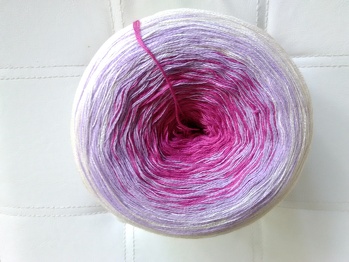 Die Jacke könnte nach dieser Anleitung leicht nachgehäkelt werden....hat Spaß gemacht!!
Außerdem ist die Jacke sehr wandlungsfähig zu tragen...ob figurbetont gewickelt oder mit weichem Fall....mit oder ohne Verschluss...sehr variabel!!