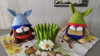 Die Wichtel finde ich sooo knuffig, dass ich sie sofort nach häkeln musste. Ich hatte noch genug farbenfrohe Wollreste, die sich dafür perfekt geeignet haben. Es sollte ein kleines Geschenk für meine Freundin werden, doch als ich den ersten Hasenwichtel fertig hatte fand ich ihn sooo süss, dass ich ihn selber behalten wollte. Also habe ich einen zweiten der Sorte gehäkelt, in einer anderen Farbgestaltung. Von dem konnte ich mich aber auch nicht trennen, so dass ein dritter her musste. Aber auch der 3. war sooo mega süss in seinen Farben, dass auch dieser nun bei mir geblieben ist und ich nun insgesamt 3 Hasenwichtel hatte. Mein Freund hat sich sehr darüber amüsiert und konnte es verstehen, dass ich mich nicht trennen konnte von den Dreien :-) Seitdem ist unsere Osterdeko um diese drei knuffigen Wichtel gewachsen. Mit jedem Wichtel machte es immer mehr Spass die Anleitung nach zu arbeiten. Sie ist toll beschrieben und bebildert. Auch für Anfänger ist sie bestens geeignet. Vielen lieben Dank für die tolle Anleitung, die ich definitiv weiter empfehlen kann!