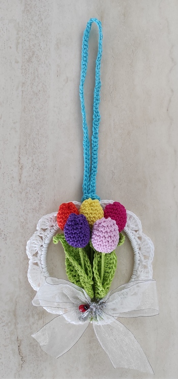 Eine wirklich tolle Anleitung, die super beschrieben, toll bebildert und erklärt ist.
Es hat richtig viel Spaß gemacht den Tulpenstrauß wachsen zu sehen und das Ergebnis ist traumhaft schön. Hatte zuerst etwas Bedenken wegen dem Umhäkeln des Ringes, aber es ist so toll beschrieben, dass es ganz einfach war. Ich bin erstaunt was für ein schönes Ergebnis mit so einfachen Maschen entstanden ist. Seitdem umhäkeln ich total gerne Ringe in sämtlichen Größen :-) Auch das Erstellten der Tulpen mit dem Blumendraht hat mir sehr viel Spass gemacht. Einfach eine tolle und simple Idee mit dem Blumendraht. Der Tulpenstrauß macht sich richtig toll am Fenster, eine super schöne und farbenfrohe Deko - und das nicht nur zur Osterzeit! Ganz lieben Dank für die tolle und sehr leicht umsetzbare Anleitung, die ich definitiv weiter empfehlen kann - einfach traumhaft!