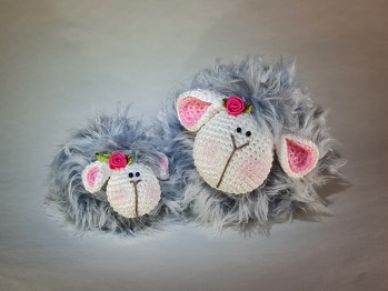 Wenn man den Dreh raus hat haben die süßen echt sucht Potenzial 🥰 bin so verliebt das ich gleich die nächsten anfange und eine andere Wolle ausprobieren möchte 😁
Vielen Dank für diese zucker süßen und für die tolle Anleitung 🙏💐