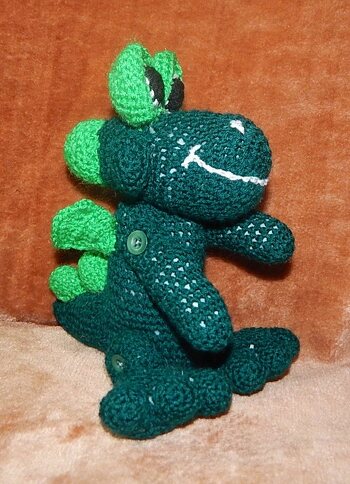 Hat viel Spaß gemacht, gute Anleitung. Der Drache ist ein Ostergeschenk das Kind einer befreundeten Familie. Mal sehn wie er ankommt. Die Eltern waren begeistert und ich hatte Spaß beim Häckeln.