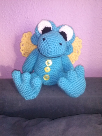 Die Anleitung ist sehr sehr schön geschrieben vorallem mit liebe durchdacht der Drache. Einem kl. Änderung musste ich machen für mein Sohn er wollte den so haben. Und die Flügel grösser :)