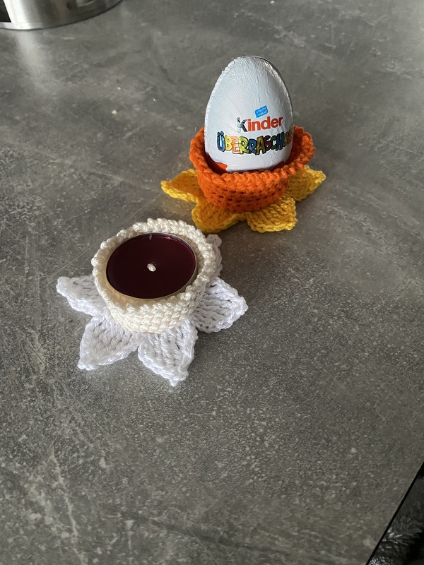 Zauberhafte Narzissen-LED-Teelichthalter, Körbchen, Eierbecher