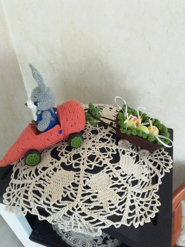 Osterhase mit persönlichem Auto