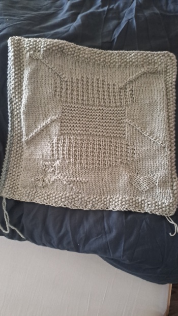 Zweimal gestrickt und zu einem Kissen zusammen genäht.
Super Anleitung, wie immer 😍