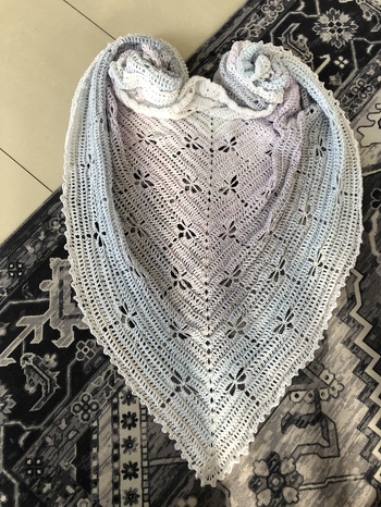 Es hat sehr viel Spaß gemacht dieses Dreieckstuch zu häkeln. Das Muster ist sehr sehr hübsch und eigentlich auch nicht schwer zu häkeln. Danke für die tolle Anleitung!