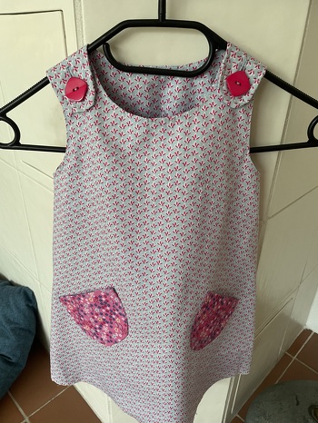 Nach ganz langer Zeit (Jahre) mal wieder was genäht. Perfekte Anleitung und ich bin sehr zufrieden mit dem Kleid für meine Enkelin. Der Saum wurde inzwischen auch passend genäht. Vielen Dank.
#Hängerchen #Sommer #Kleinkind