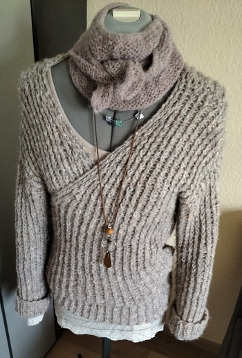 Sehr gute Anleitung, aus der eine schöne Wickeljacke entstanden ist.