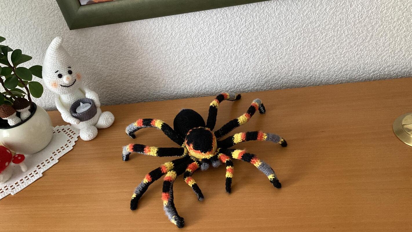 Crocheted  spider. Mexican Redknee Tarantula. PDF Crochet pattern.