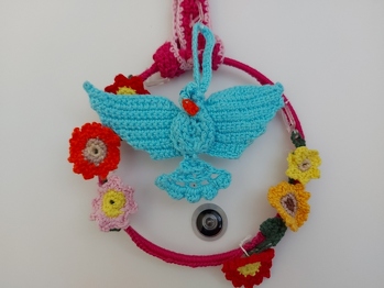 Die Taube zu häkeln hat mir Spaß gemacht. Ich hatte zwar eine andere Wolle wie in der Anleitung genommen.
Ich finde sie wirkt ganz gut an der Wohnungstür.