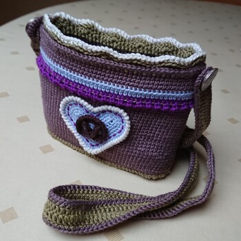 Tolle Anleitung. Nur schade, dass die Tasche so winzig ist, dass nur eine Mini-Geldbörse hineinpasst.