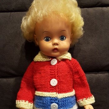 Die alte Puppe meiner Tochter hat jetzt nach fast 50 Jahren auch eine neue Jacke bekommen.
Ich finde, sie passt prima, die passende Hose ist noch in Arbeit.