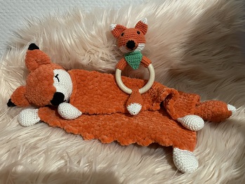 Sehr süßes Schmusetuch. 🥰 Dazu habe ich noch eine passende Baby Rassel von Marlies Brellinger gehäkelt. 🥰