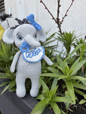 (Anleitung von @pinguin_sternchen und #pinguinsternchen)
Hallo, der Elefant ist einfach super! (Da ich einfach nicht anders kann🫣, hat er einige Extras bekommen, hoffe das ist ok….)herzichsten Dank !!!