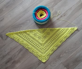 Gestern angefangen mit meinem neuen Bobbel. Das macht so einen Spaß durch die Vielfalt der Muster. Die AL ist sehr gut, Text und Häkelschema.