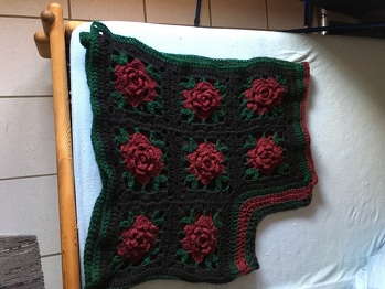 s. Bewertung ;-) Es hat viel Spaß gemacht, diesen Poncho zu häkeln
Ich habe nur den Halsausschnitt etwas variiert, damit mir das gute Stück nicht von den Schultern rutscht.