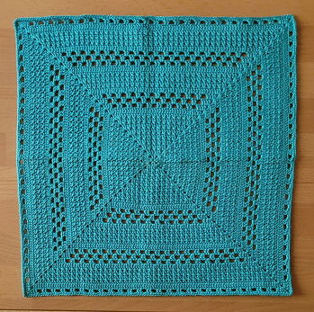 Mittlerweile habe ich ein paar einfache Varianten gehäkelt. In türkis für Schwester U.