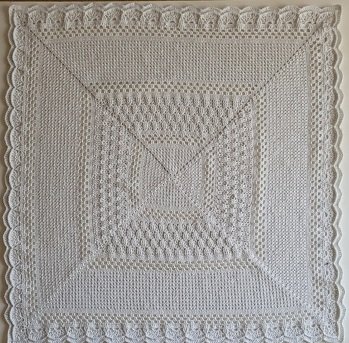 Hier nun meine Decke, die ich Weihnachten meiner Mutter geschenkt habe. Ein voller Erfolg!  Es hat viel Spaß gemacht, die Decke zu häkeln, was nach einer so guten Anleitung kein Wunder ist. Die Decke ist ca. 73 x 73 cm groß aus einem Baumwollgarn mit einem Lurexfaden.
Verbraucht habe ich rund 8 Knäuele und eine Gesamtlauflänge von ungefähr 1300 Metern mit Nadelstärke 2,5 mm.