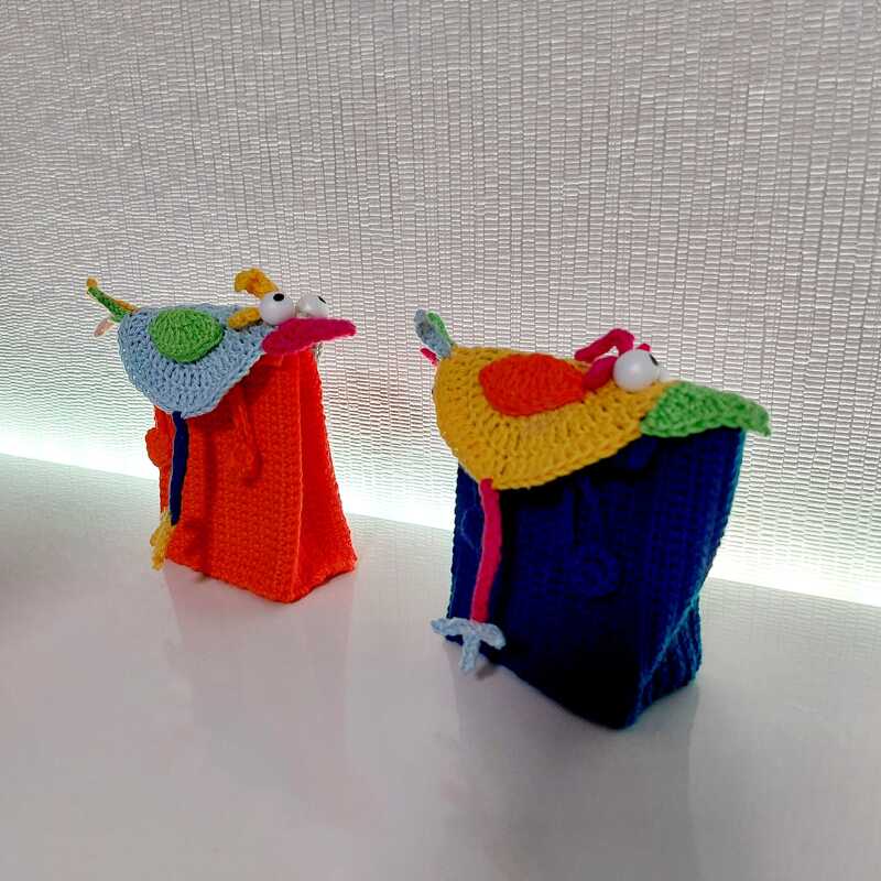 Gift bag Colorful bird - simply from scraps of yarn