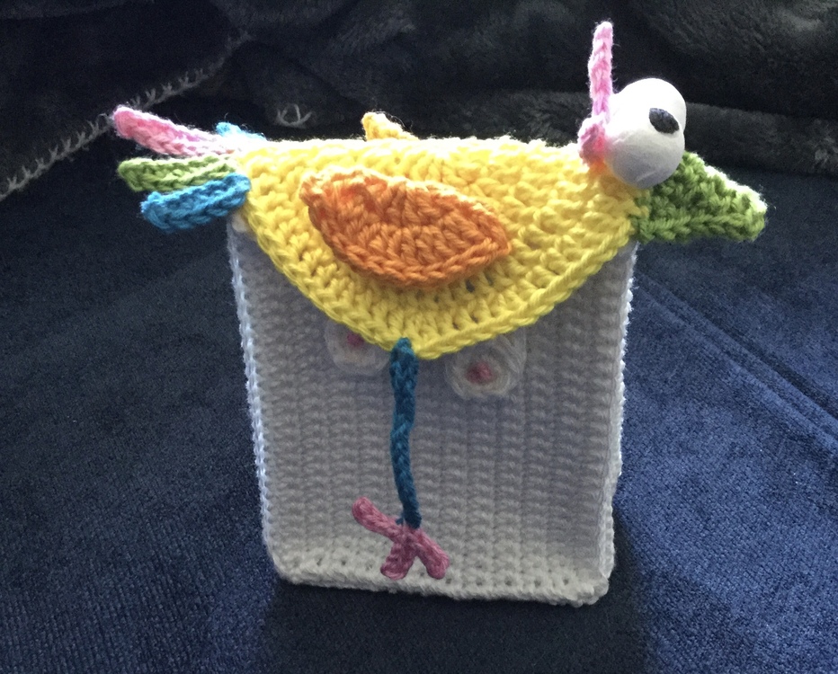 Gift bag Colorful bird - simply from scraps of yarn