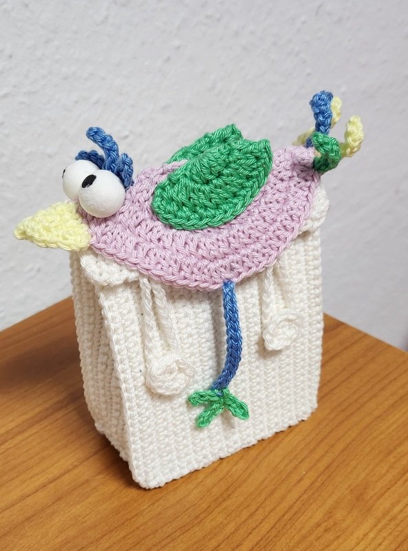 Gift bag Colorful bird - simply from scraps of yarn