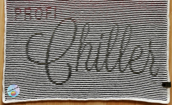 Ist das nicht ein total süßer Schriftzug? Die Anleitung ist sehr detailgenau und liebevoll gestaltet und so ist das Strickerlebnis garantiert. Man möchte die Nadeln gar nicht mehr beiseite legen, um das Motiv wachsen zu sehen. Die Mix it!-Serie kann beliebig kombiniert werden- Schriftzug und passendes Motiv aussuchen und los geht's!