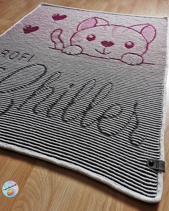 Ist das nicht ein total süßes Motiv? Die Anleitung ist sehr detailgenau und liebevoll gestaltet und so ist das Strickerlebnis garantiert. Man möchte die Nadeln gar nicht mehr beiseite legen, um das Motiv wachsen zu sehen. Die Mix it!-Serie kann beliebig kombiniert werden - Motiv und passenden Schriftzug aussuchen und los geht's!