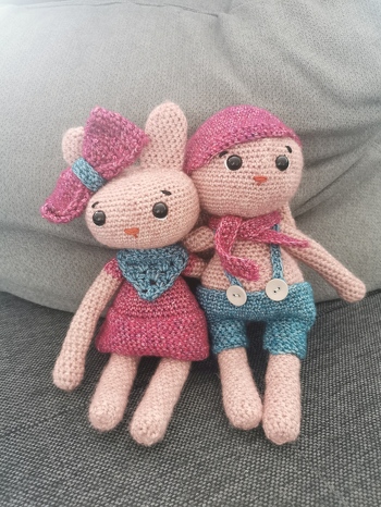 ein rosa Hasenpärchen