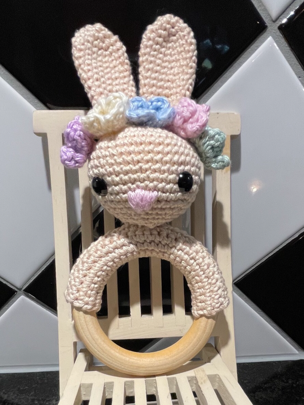 Häkelanleitung Babyrassel Hase Gehopse Sommeredition mit Blumenkranz