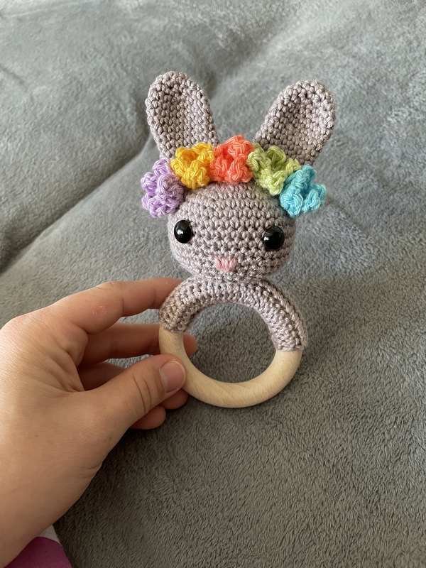 Häkelanleitung Babyrassel Hase Gehopse Sommeredition mit Blumenkranz