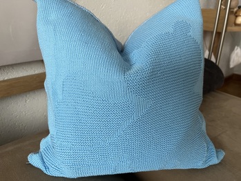Das Stricken hat viel Spaß gemacht. Mit Babydecken kann ich nichts mehr anfangen, aber auch als Kissenbezug kann man das Muster gut anwenden. 😀