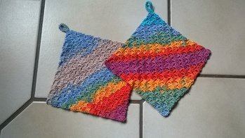 Weil mir das Muster so gut gefallen hat musste ich unbedingt ausprobieren, wie das mit einem Baumwollgarn für Topflappen aussieht. Ich bin mit dem Ergebnis sehr zufrieden.