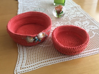 Da die Wolle kein super stabiles Resultat brachte, habe ich  höher gehäkelt und den Rand umgeschlagen und festgenäht. Die Muscheldeco ergab sich, weil ich in Florida direkt am Meer wohne.