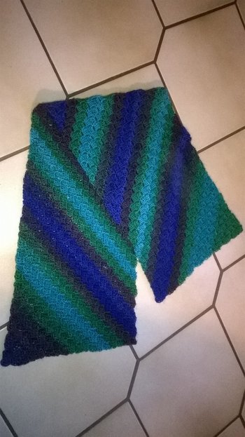 Mein zweiter Schal von "Ecke zu Ecke" nach der Anleitung von Crochet-Betty. Hier habe ich die Wolle "Rainbow - Smaragdsee" verwendet.