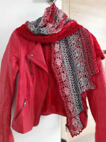 ich habe gut in die Anleitung rein gefunden und es ging leicht und schnell von der Hand. Es wird nicht der letzte sein, den ich gemacht habe :-)