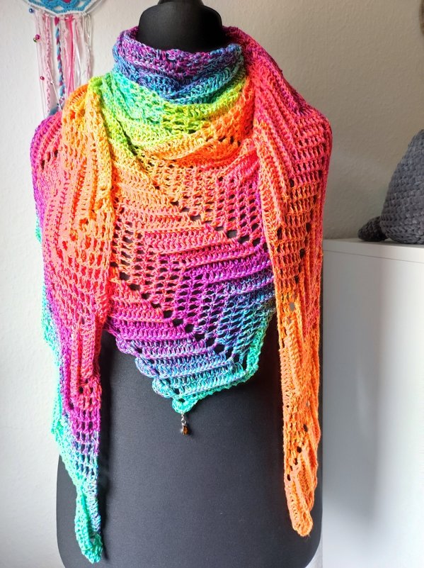 Pfeilgrad! Crochet pattern for a triangle shawl in 2 variations