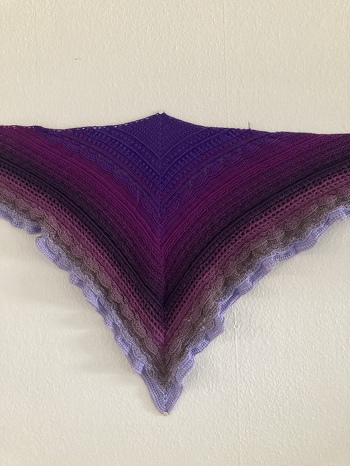 Fast 1500 Meter 3-Fädig mit 3er Nadel verhäkelt. Tuch ist gespannt 160x60 cm groß. Hat Spaß gemacht, die Reliefstäbchen mag ich immer. :) Schön dicht am Hals - von der Besitzerin so gewünscht- um die Klimaanlagen Zugluft auszubremsen. Sieht im Original mit den Mustersätzen ganz toll aus.