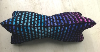 Tolle, leicht verständliche, logische Anleitung, die sich gut und schnell nacharbeiten lässt!
Ich habe mit Alize Bahar und Häkelnadel 3,5 gearbeitet; Verbrauch 98,5 g Farbverlauf und 125 g schwarz, Größe 44x19 cm, knapp 400 g Füllwatte.