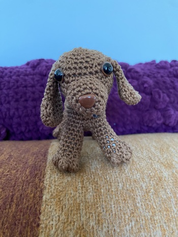 Nachdem ich Wauzi mit Chenille gehäkelt habe, jetzt die Baumwollvariante.
Geht noch besser, da man die einzelnen Maschen besser sehen kann. Bei kniffeligen Anleitungen nehme ich erst Baumwolle, das man ein Gefühl für die Anleitung bekommt.