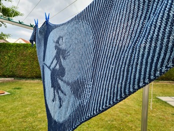 Tolle Anleitung, hat viel Spaß gemacht. Hab einen Wunsch-Spiegelbobbel (leider war ich zu zaghaft mit den Farben) + Uni in Mitternachtsblau genommen, bin begeistert, wird sicher eins meiner Lieblingstücher (2. Tuch schon in Arbeit, wird ein Geburtstagsgeschenk in den Lieblingsfarben meiner Freundin 😉)