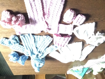 Endlich Oma geworden und schnell Babyausstattung gehäkelt - sicherheitshalber in drei Farben - man weiß ja nie...