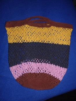 Durfte Probehäkeln. Meine Bewertung: Gute Anleitung, verständlich geschrieben, gut und nicht übermäßig bebildert, besonders gut fand ich die farbigen Häkelschriften (sehr übersichtlich).
Kontakt zur Designerin sehr gut, ist kritikfähig.
Ideale Anleitung um Wollreste zu verarbeiten. Empfehlenswert.
Vielen Dank, Petra.